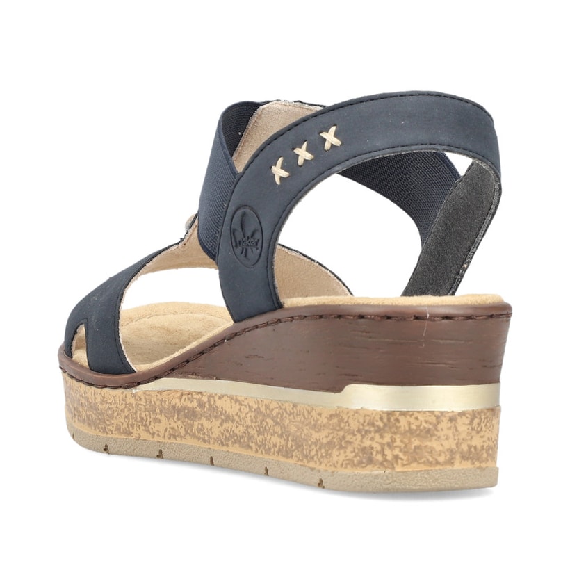 Blaue Rieker Keilsandaletten 63798-14 mit einem Gummizug. Schuh von hinten.