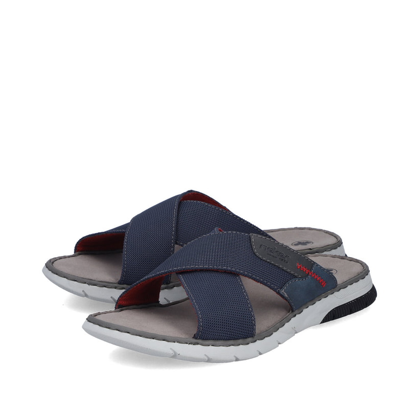 Blaue Rieker Herren Pantoletten 25250-14 mit der Komfortweite G. Schuhpaar seitlich schräg.