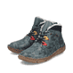 Grüne Rieker Damen Kurzstiefel Z3724-54 mit Reißverschluss sowie Komfortweite G. Schuhpaar seitlich schräg.