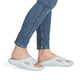 Grüne Rieker Damen Pantoletten W3450-53 mit flexibler und ultraleichter Sohle. Schuh am Fuß.