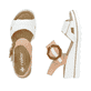 Weiße Rieker Keilsandaletten 67476-38 mit trendigen Schnalle. Schuh von oben, liegend.