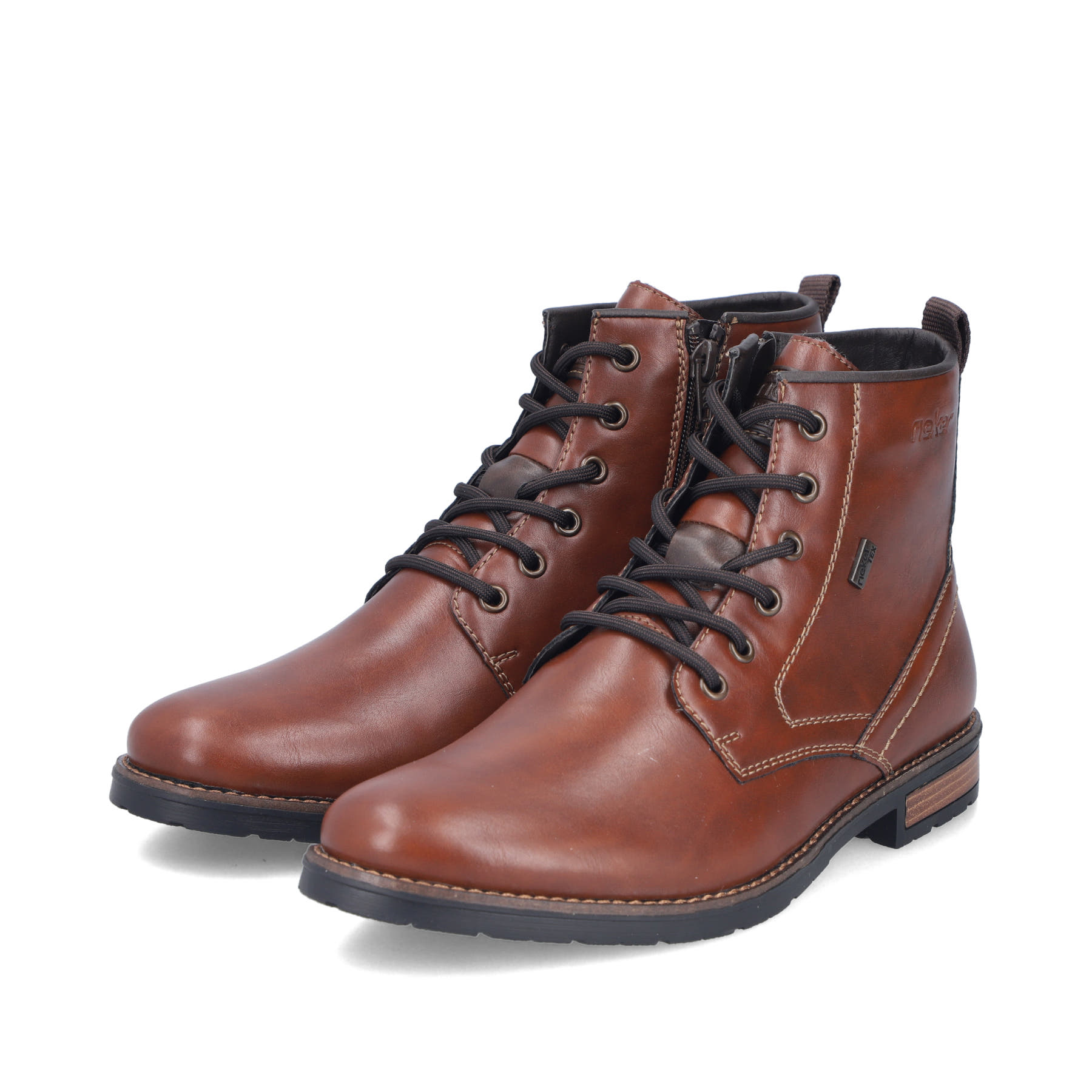 Braune Rieker Herren Schnürstiefel 14631-25 mit wasserabweisender TEX-Membran. Schuhpaar seitlich schräg.