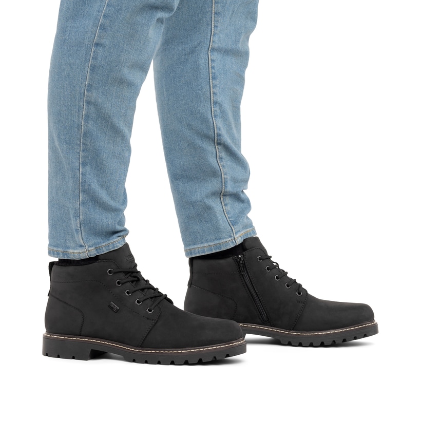 Schwarze Rieker Herren Schnürstiefel 39831-00 aus Rauleder. Schuh am Fuß.