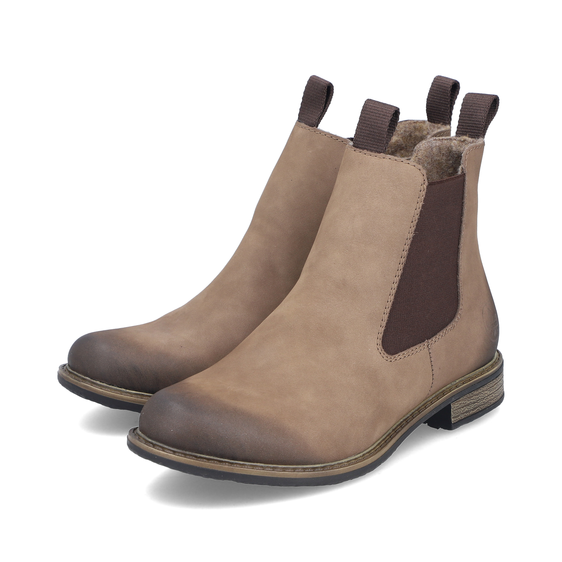 Braune Rieker Damen Chelsea Boots 74878-25 aus Glattleder mit Reißverschluss. Schuhpaar seitlich schräg.