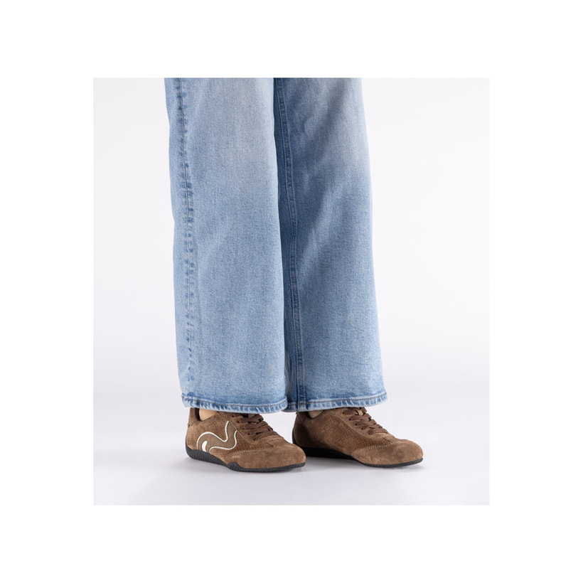 Braune Rieker Damen Schnürschuhe 41215-24 aus Rauleder mit schmaler Passform E. Schuh am Fuß.