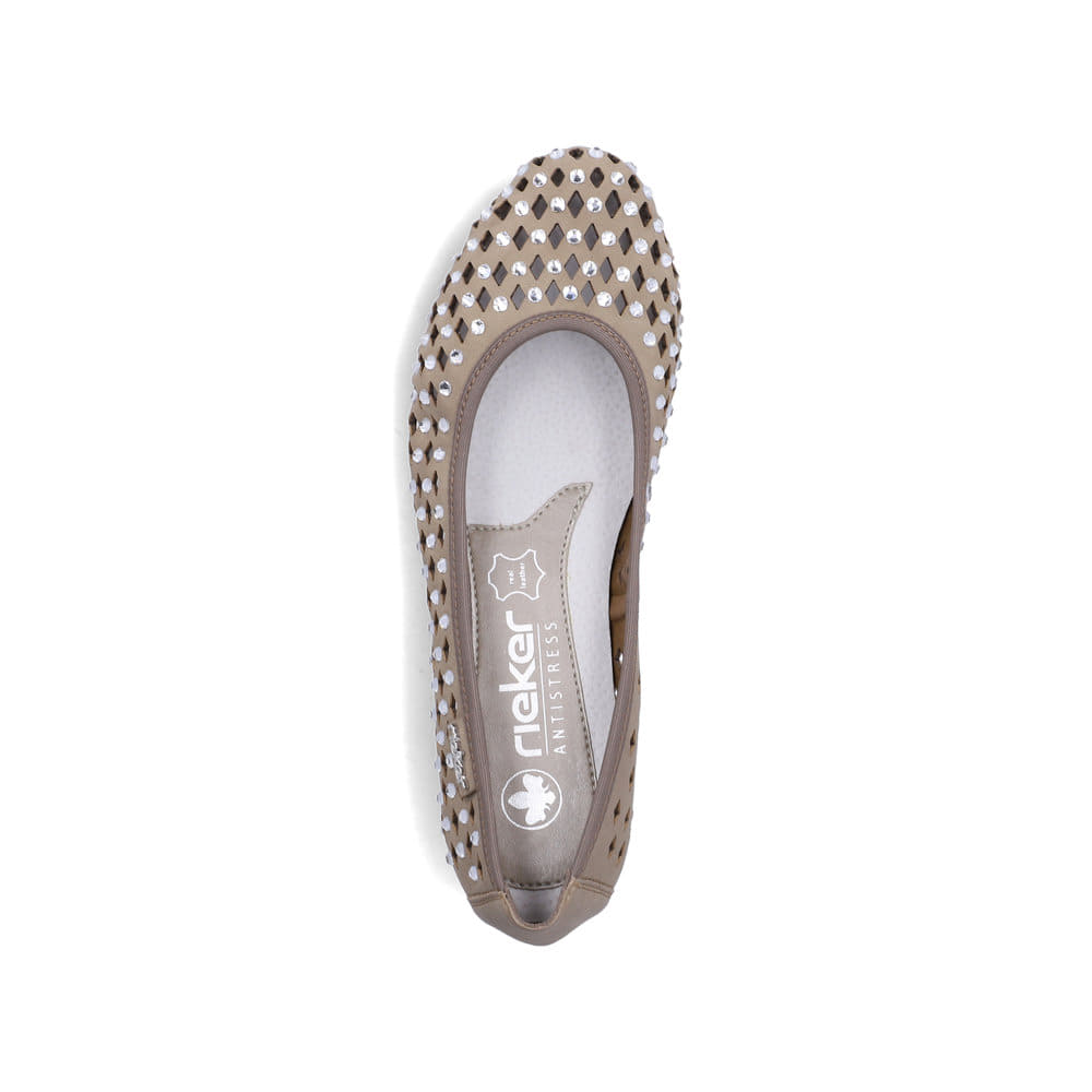 Beige Rieker Ballerinas 51985-64 mit Strasssteinen sowie extra weicher Decksohle. Schuh von oben.