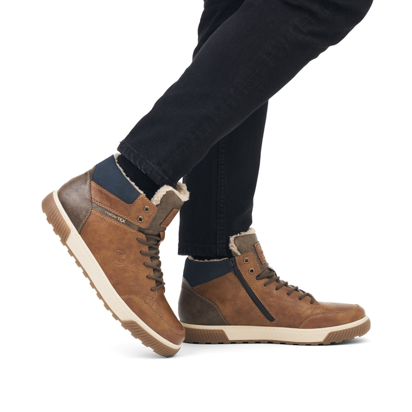 Nougatbraune Rieker Herren Schnürstiefel 18930-25 mit Schnürung und Reißverschluss. Schuh am Fuß