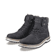
Tiefschwarze Rieker Herren Schnürstiefel F3832-00 mit einer robusten Profilsohle. Schuhpaar schräg.