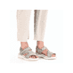Grüne Rieker Damen Trekkingsandalen V2166-52 mit einem Klettverschluss. Schuh am Fuß.