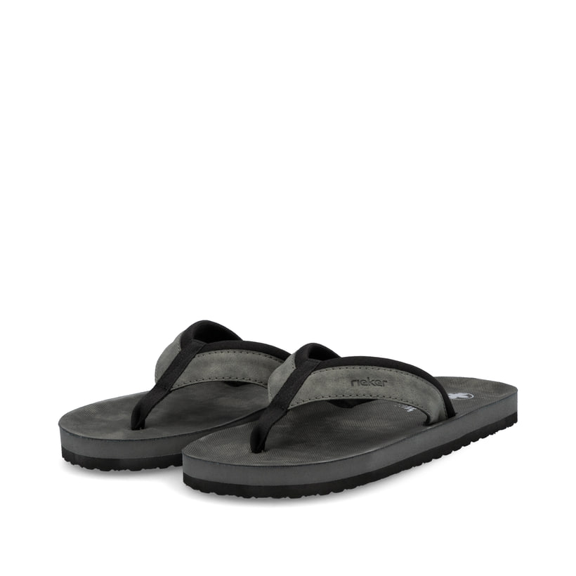 Graue Rieker Herren Zehentrenner 20151-45 mit der Komfortweite G. Schuhpaar seitlich schräg.