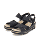 Schwarze Rieker Keilsandaletten 67463-00 mit trendigen Schnalle. Schuhpaar seitlich schräg.