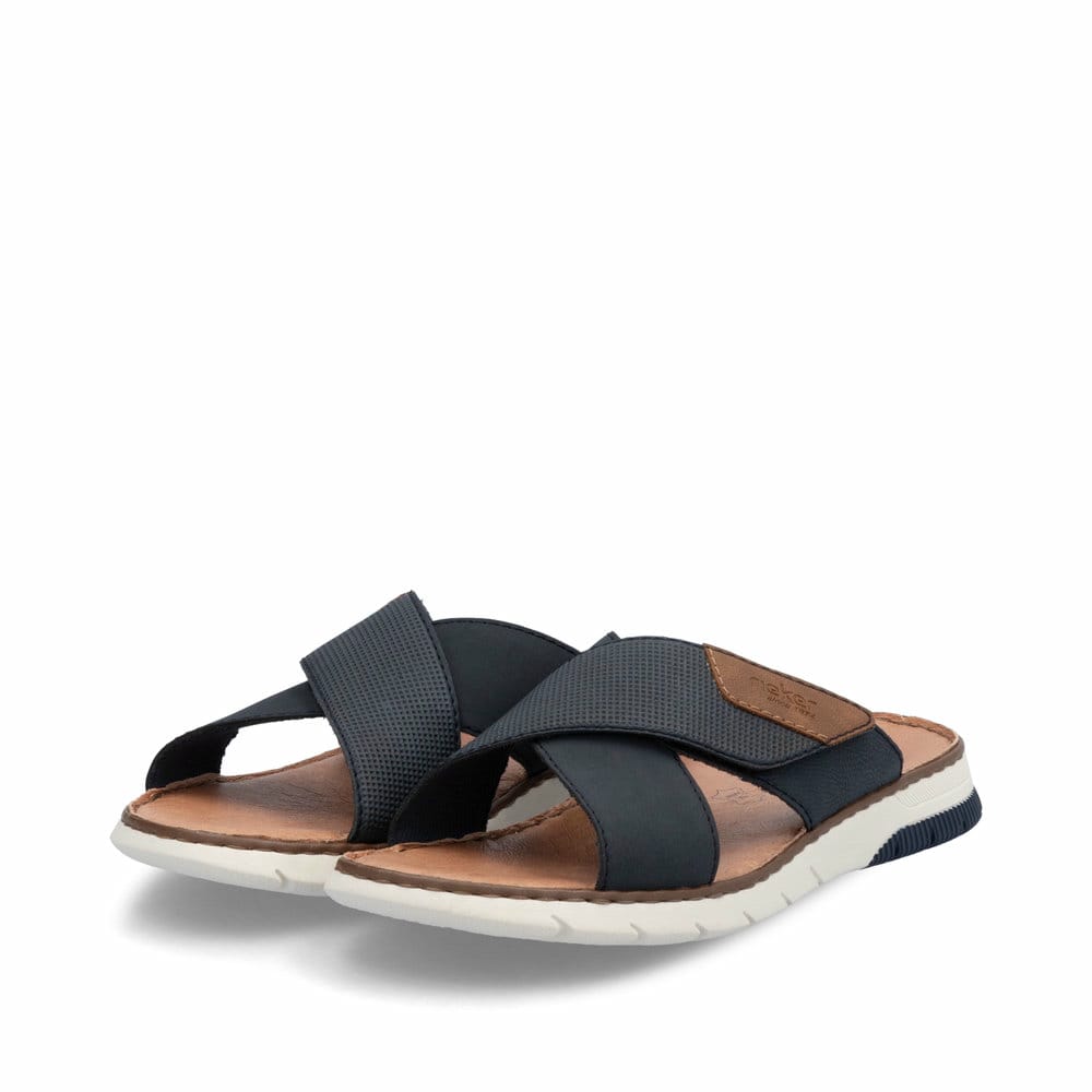 Blaue Rieker Herren Pantoletten 25283-14 mit einem Klettverschluss. Schuhpaar seitlich schräg.