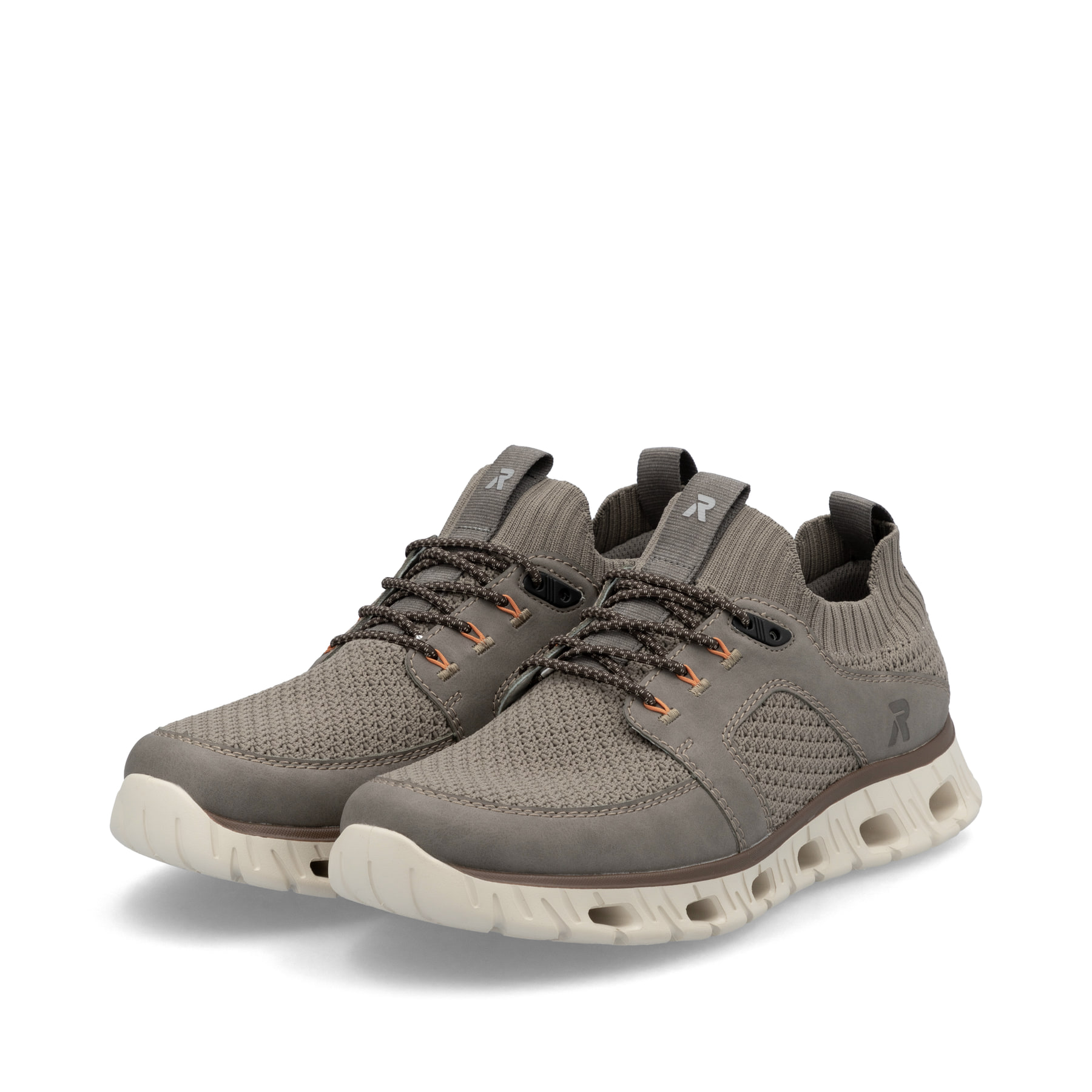 Beige Rieker Herren Sneaker Low 04351-64 mit Gummizug sowie ultraleichter Sohle. Schuhpaar seitlich schräg.
