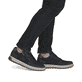
Marineblaue Rieker Herren Sneaker Low 37029-14 mit einer robusten Profilsohle. Schuh am Fuß