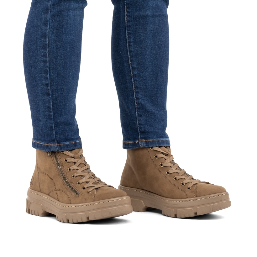 Beige Rieker Damen Schnürstiefel Z7410-20 mit modernen Ziernähten. Schuh am Fuß.