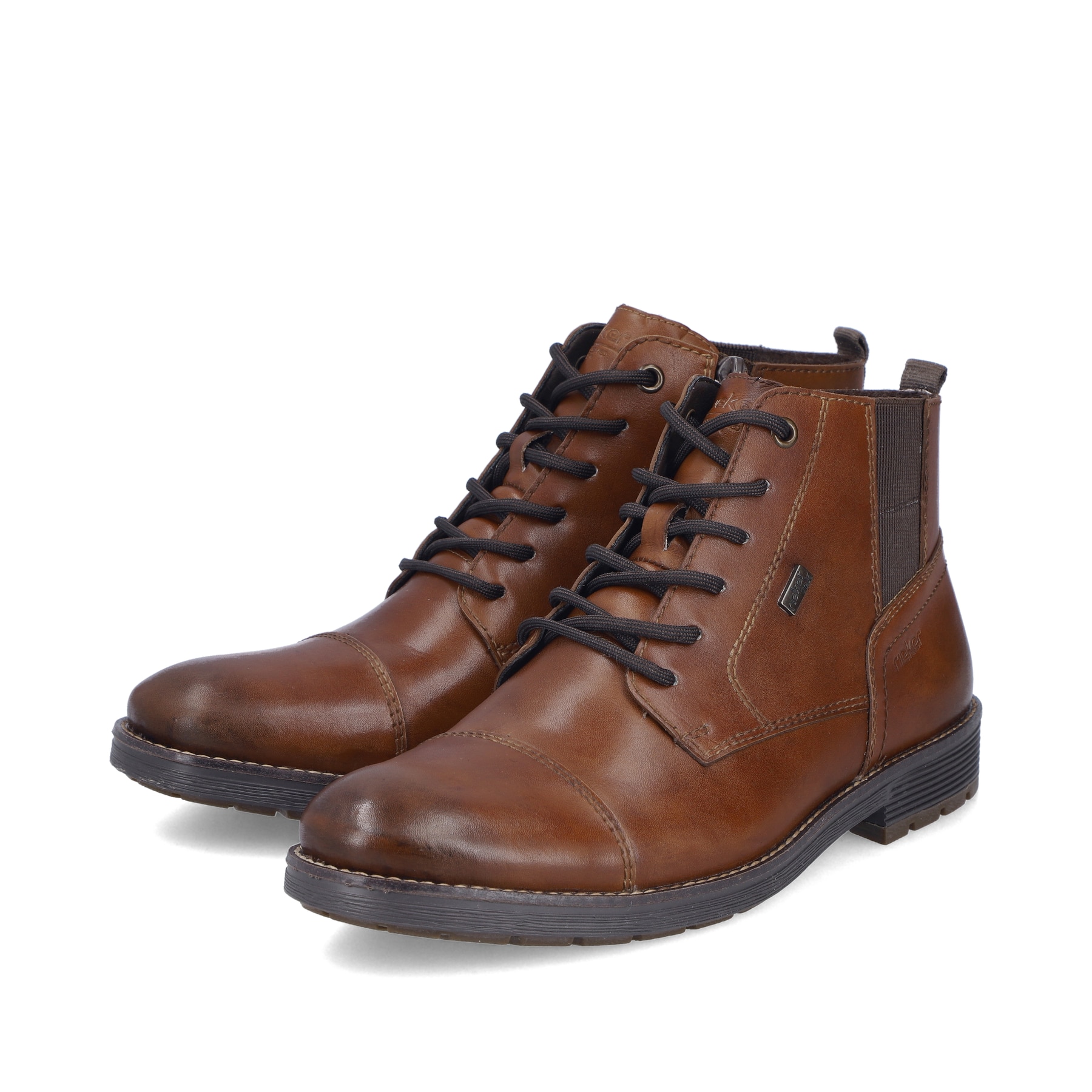 Braune Rieker Herren Schnürstiefel F4512-24 aus Glattleder. Schuhpaar seitlich schräg.