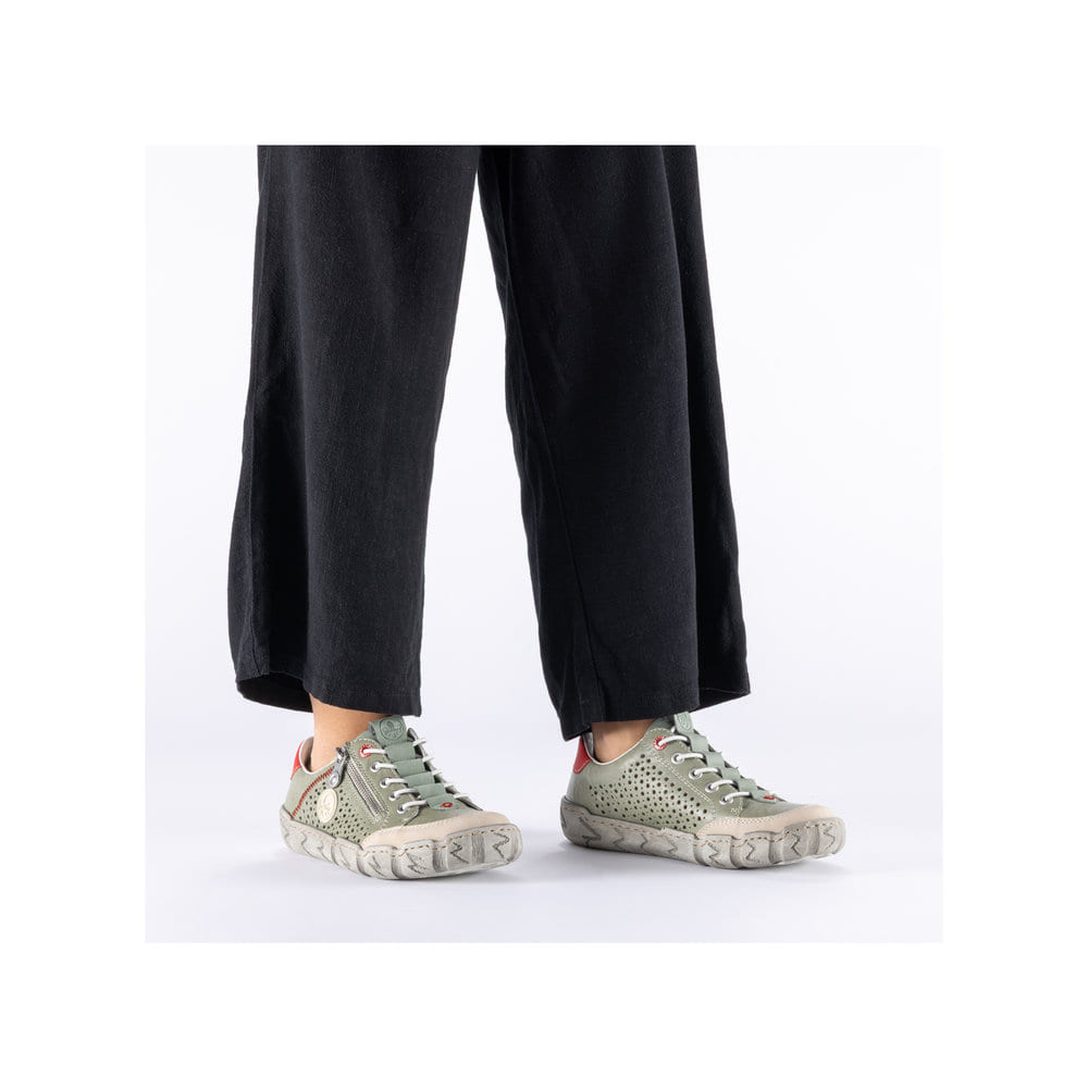 Mocassins Rieker verts pour femme L0355-52. Chaussure au pied.