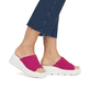 Rosane Rieker Damen Pantoletten W1551-31 mit flexibler und ultra leichter Sohle. Schuh am Fuß.