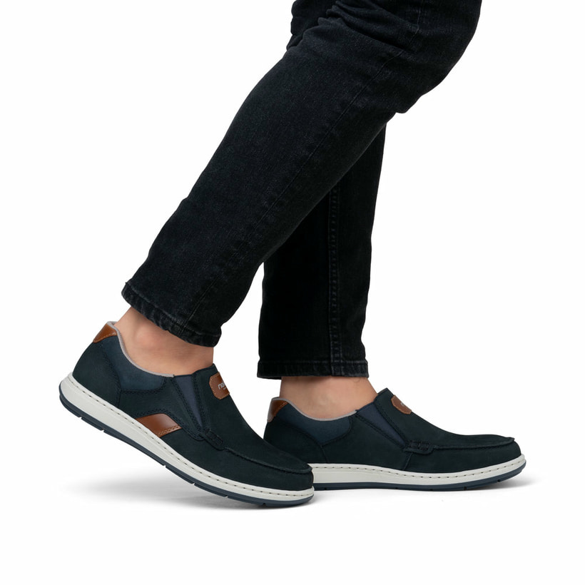 Blaue Rieker Herren Slipper 17368-14 mit einem Gummizug sowie der Extraweite H. Schuh am Fuß.