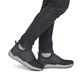 Dunkelblau-braune Rieker Herren Slipper 06058-14 mit Gummizug sowie Extraweite H. Schuh am Fuß.