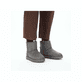 Graue Rieker Damen Kurzstiefel 99870-45 mit Fellschaftrand sowie Komfortweite G. Schuh am Fuß.