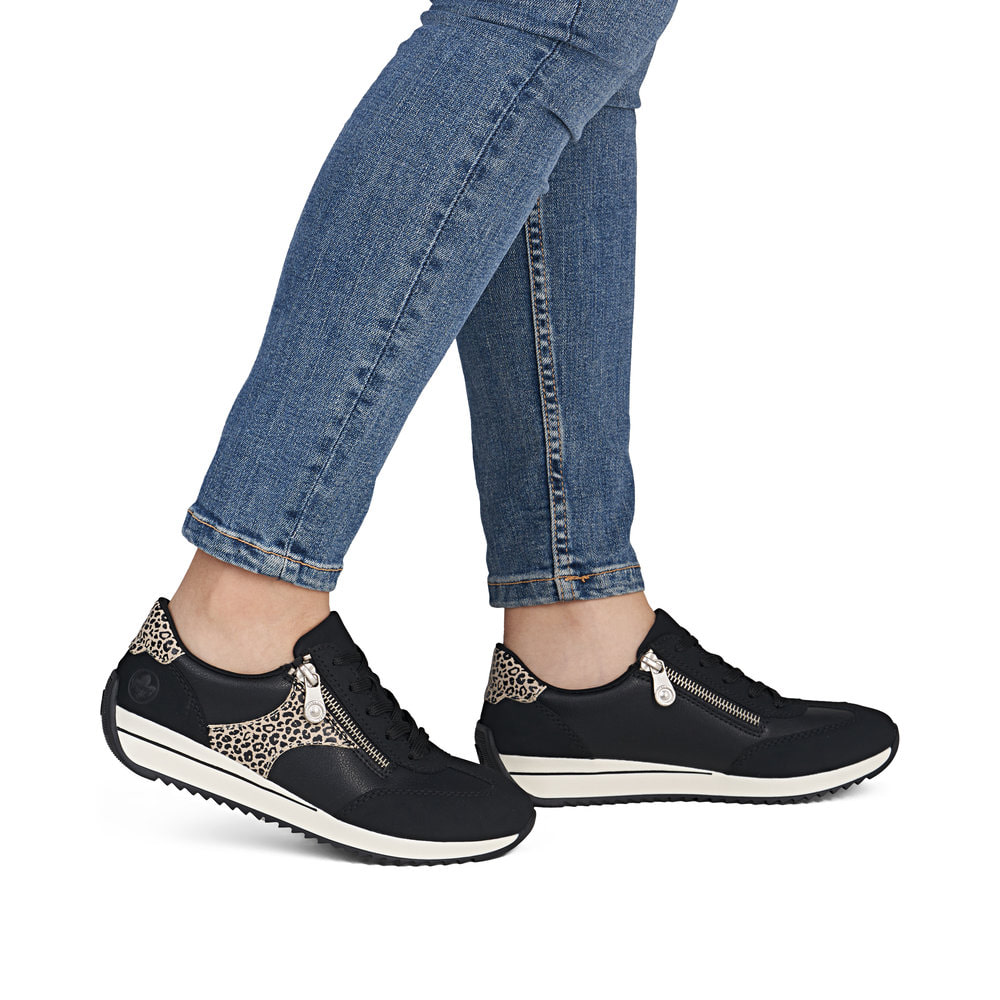 Schwarze Rieker Damen Schnürschuhe N1210-00 mit einem Reißverschluss. Schuh am Fuß.