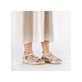 Beige Rieker Damen Riemchensandalen 66201-62 mit Schmuckelementen sowie Gummizug. Schuh am Fuß.