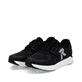 Schwarze Rieker Damen Sneaker Low M9000-00 mit einer Gummischnürung. Schuhpaar seitlich schräg.