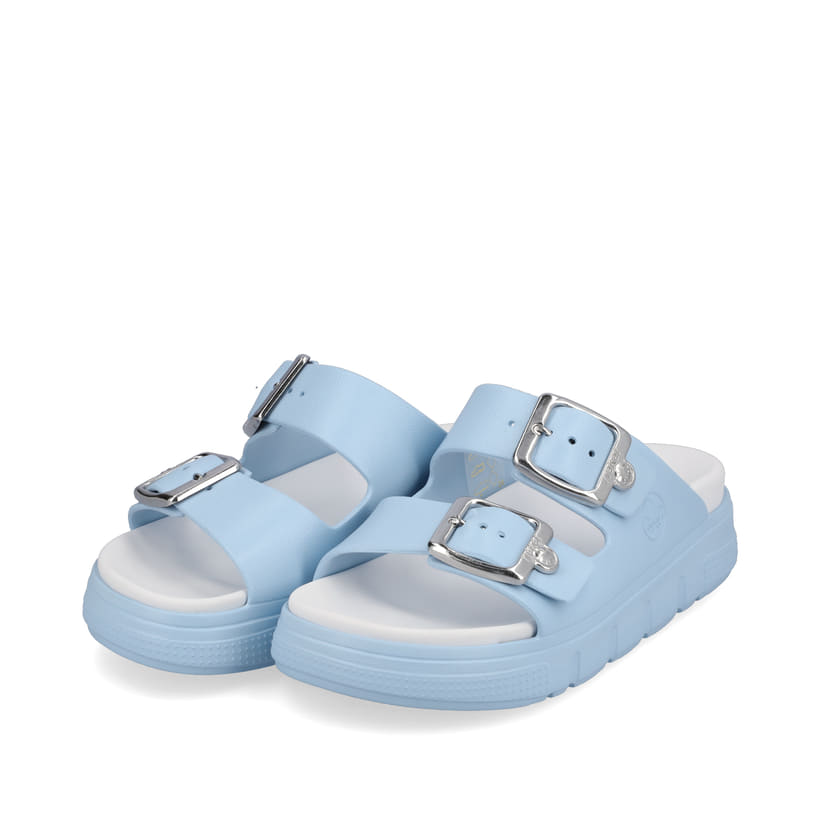 Blaue Rieker Damen Pantoletten P2180-10 mit Schnallen sowie ultraleichter Sohle. Schuhpaar seitlich schräg.