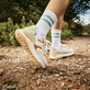 Weiße Rieker Damen Sneaker Low W2500-81 mit Schnürung sowie super leichter Sohle. Schuh am Model.
