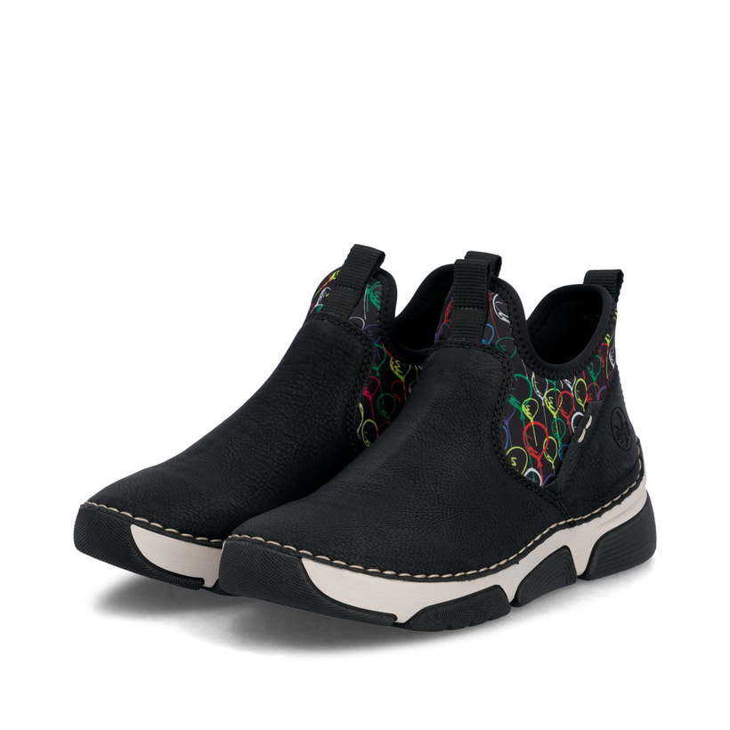 Urbanschwarze Rieker Damen Slipper 45957-00 mit einer schockabsorbierenden Sohle. Schuhpaar schräg.