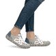 Weiße Rieker Damen Slipper L0358-80 mit Gummizug sowie extra weicher Decksohle. Schuh am Fuß.