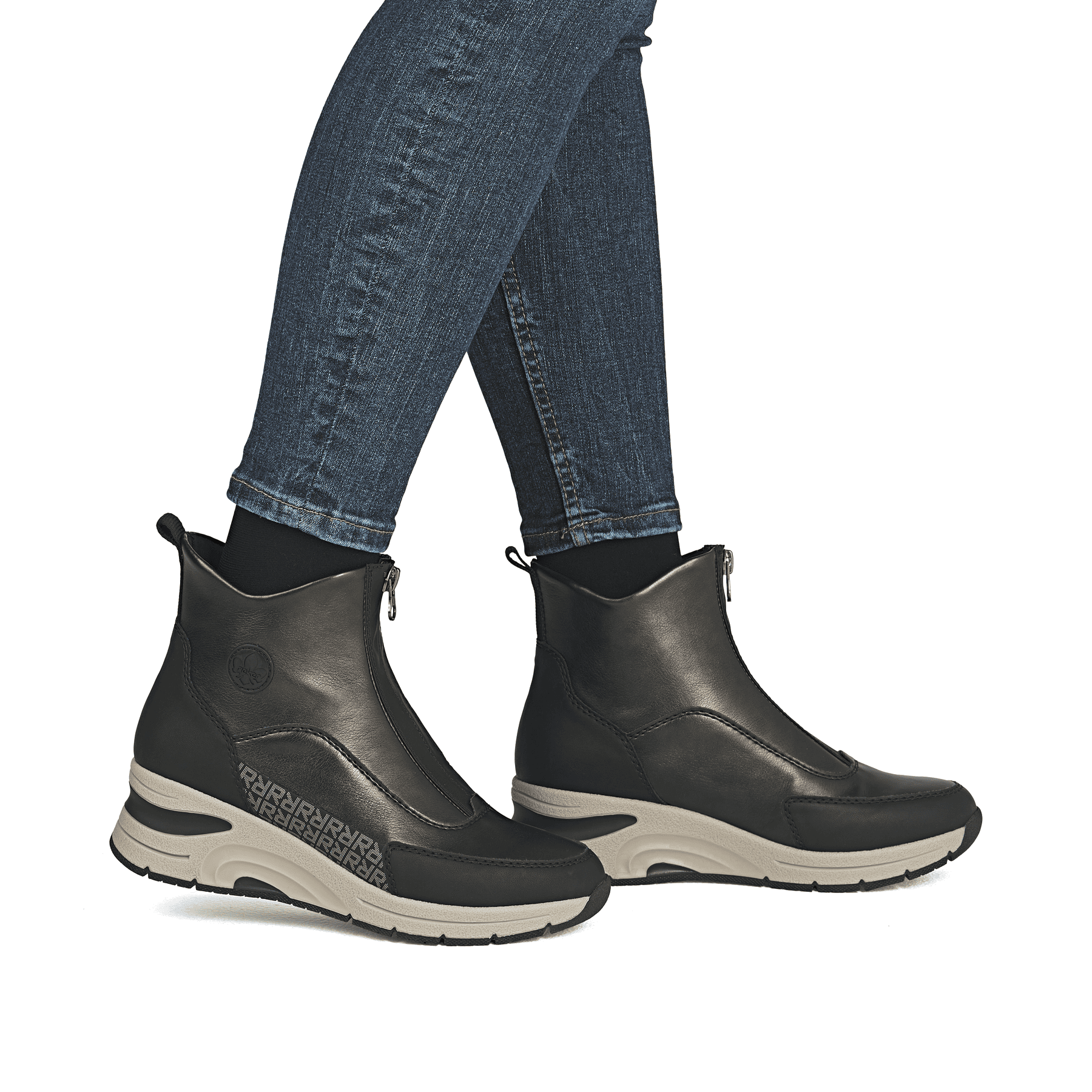 Bronzene Rieker Damen Kurzstiefel N9381-60 mit Metallic-Finish. Schuh am Fuß.