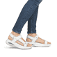 Weiße vegane Rieker Damen Trekkingsandalen W3151-80 mit einem Klettverschluss. Schuh am Fuß.
