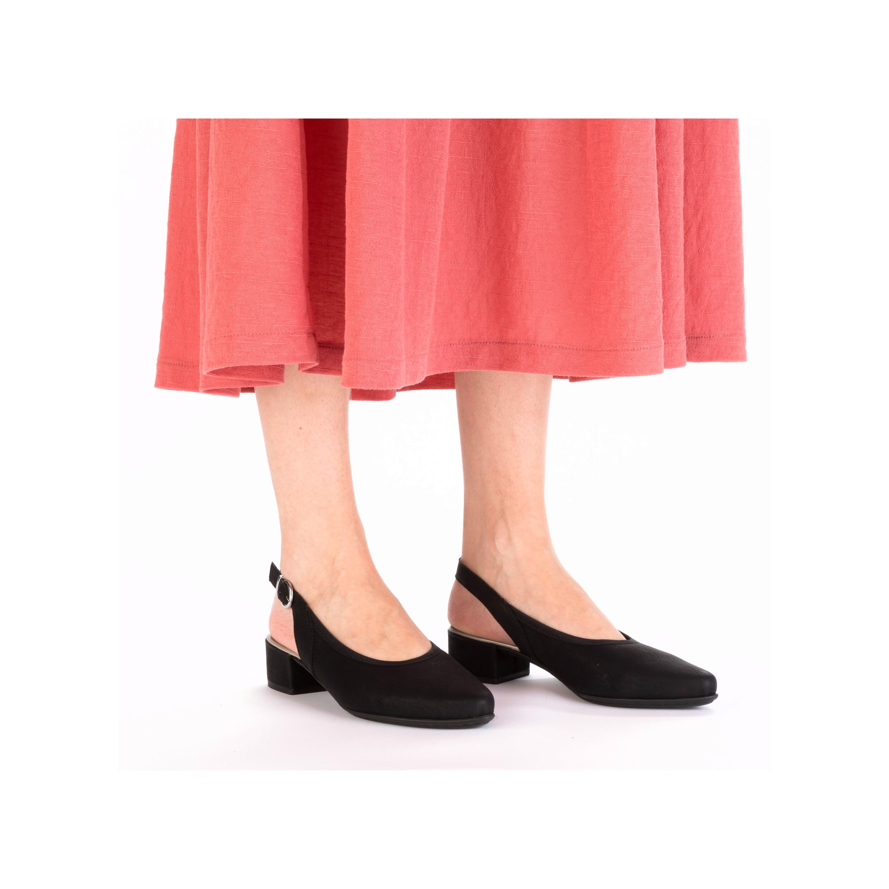 Schwarze Rieker Slingpumps 47060-00 mit Schnalle sowie einer leichten Sohle. Schuh am Fuß.