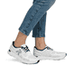 Weiße Rieker Damen Sneaker Low M9000-80 mit Gummischnürung sowie flexibler Sohle. Schuh am Fuß.