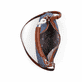 Rieker Damen Rucksack H1607-60 in Hellbeige aus Textil mit Reißverschluss. Rucksack getragen Knie.