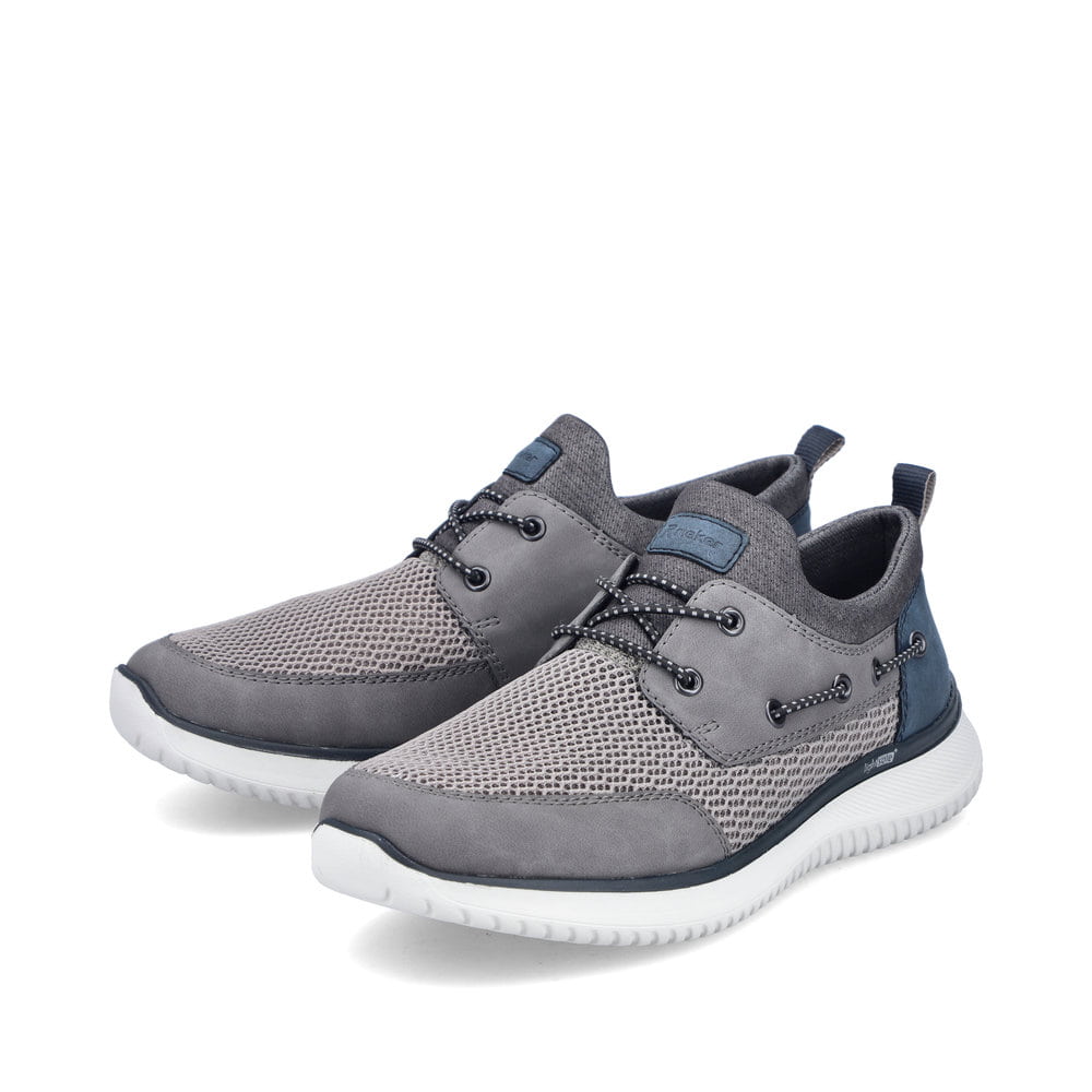 Mocassins Rieker gris pour homme B9643-42 avec bande élastique. Chaussures inclinées sur le côté.