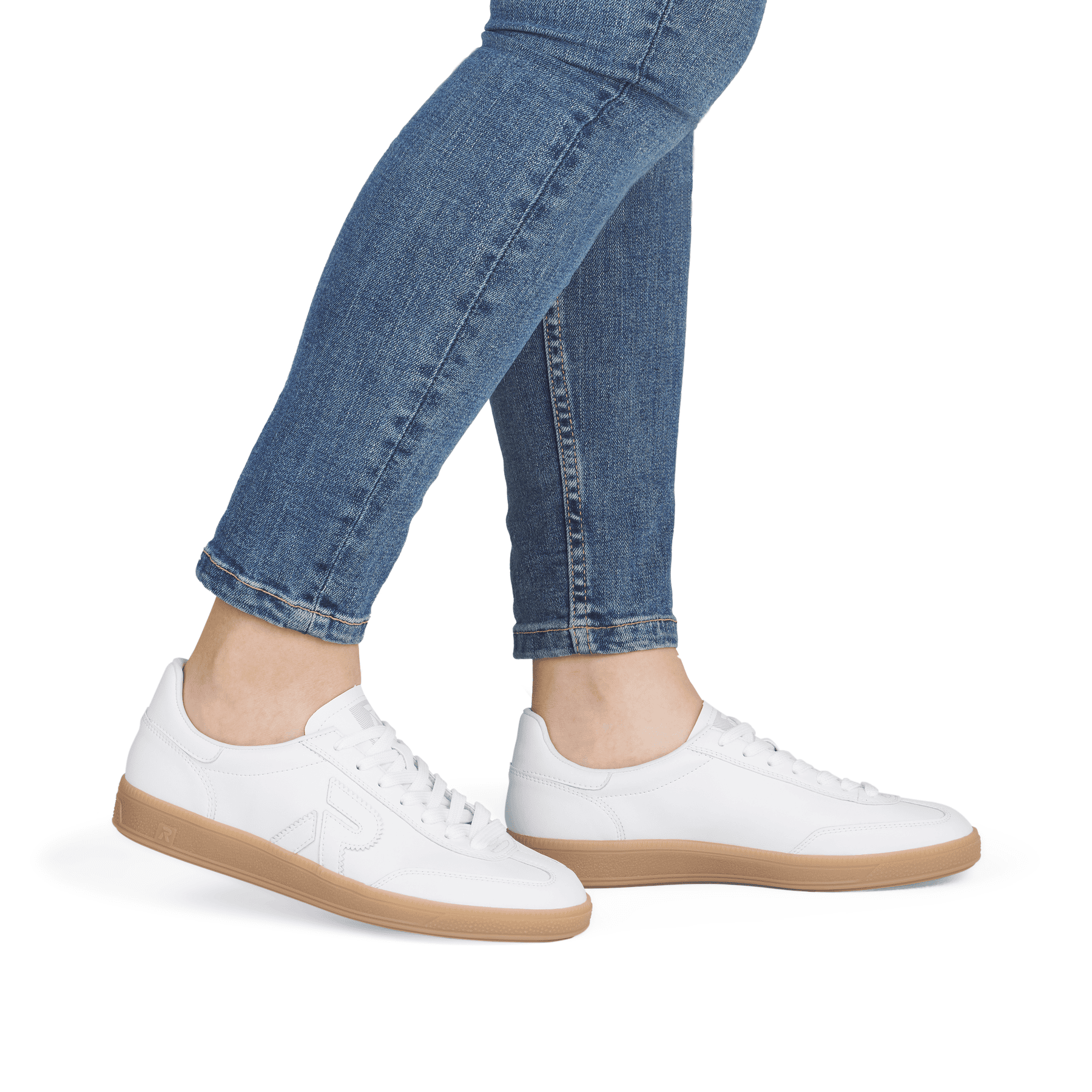 Baskets basses Rieker blanches pour femme W2200-80 avec lacets. Chaussure au pied.