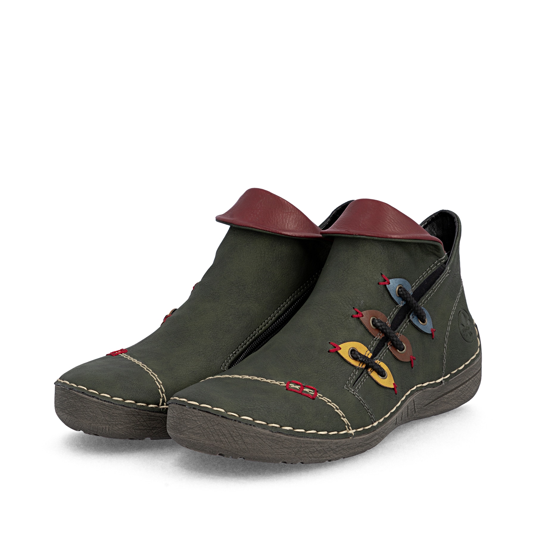 Grüne Rieker Damen Kurzstiefel 72581-54 mit bunten Details sowie Reißverschluss. Schuhpaar seitlich schräg.