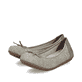 Khakifarbene Rieker Ballerinas 43850-52 mit dekorativer Schleife. Schuhpaar seitlich schräg.