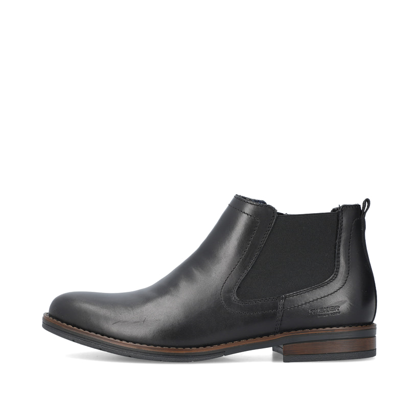 
Nachtschwarze Rieker Herren Chelsea Boots 10374-00 mit einer robusten Profilsohle. Schuh Außenseite