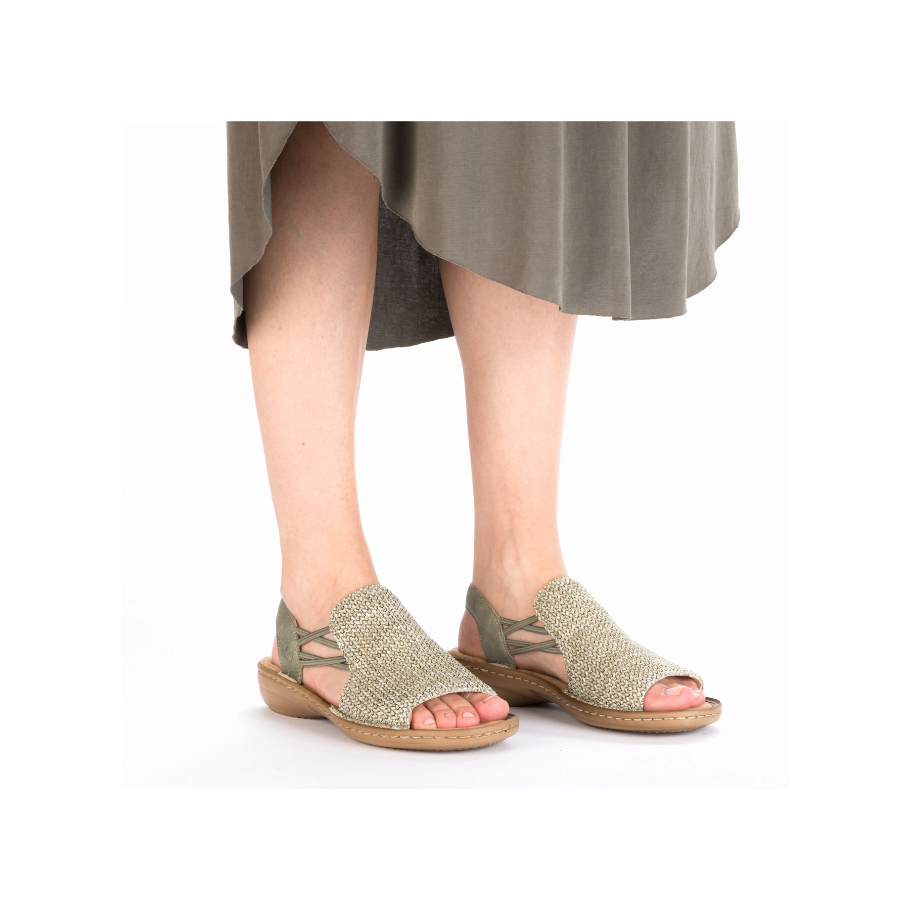 Grüne Rieker Damen Riemchensandalen 60843-52 mit einem Gummizug. Schuh am Fuß.