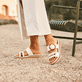 Weiße Rieker Damen Pantoletten 62993-80 mit trendigen Schnalle. Schuh am Model.