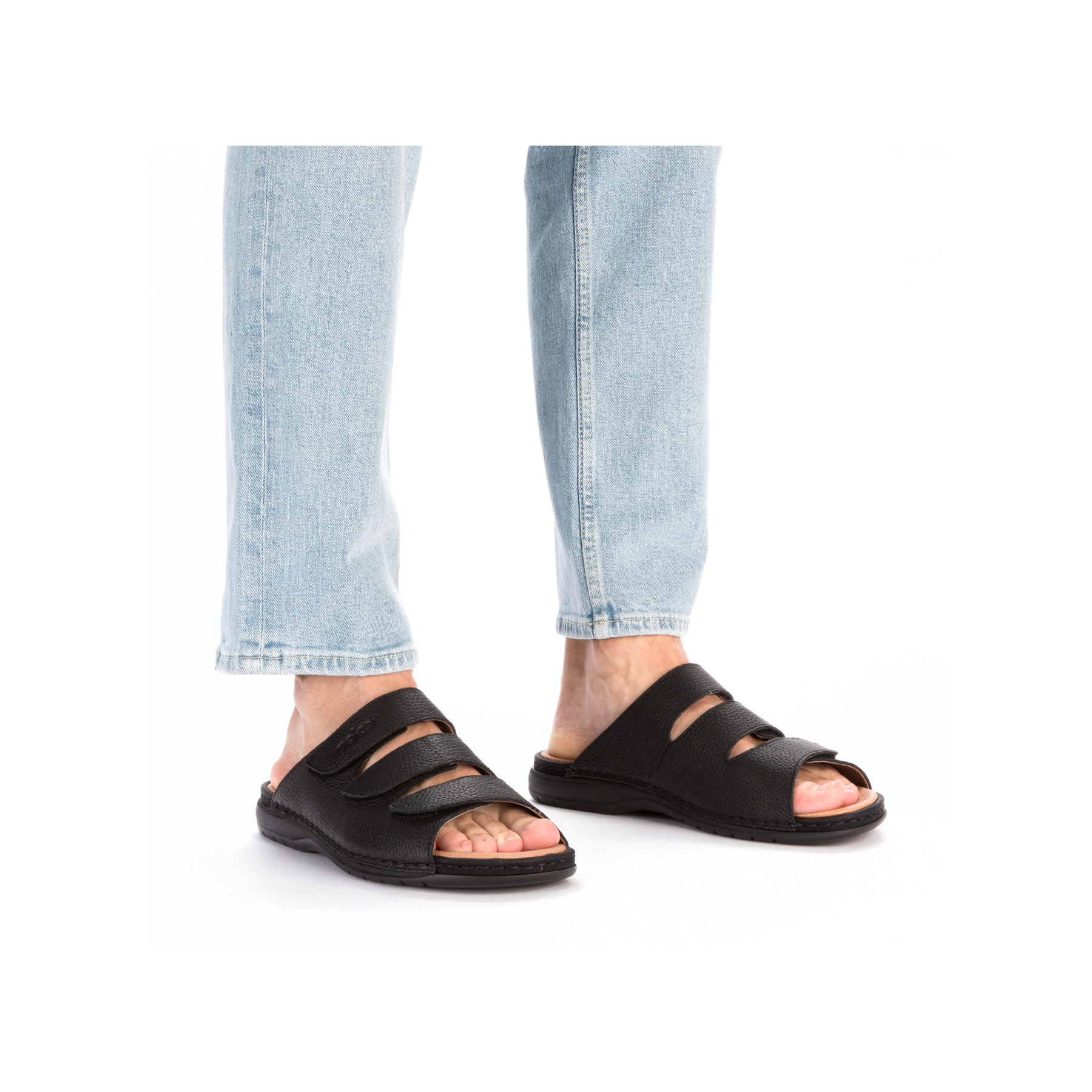 Schwarzgraue Rieker Herren Pantoletten 25569-00 mit einem Klettverschluss. Schuh am Fuß.