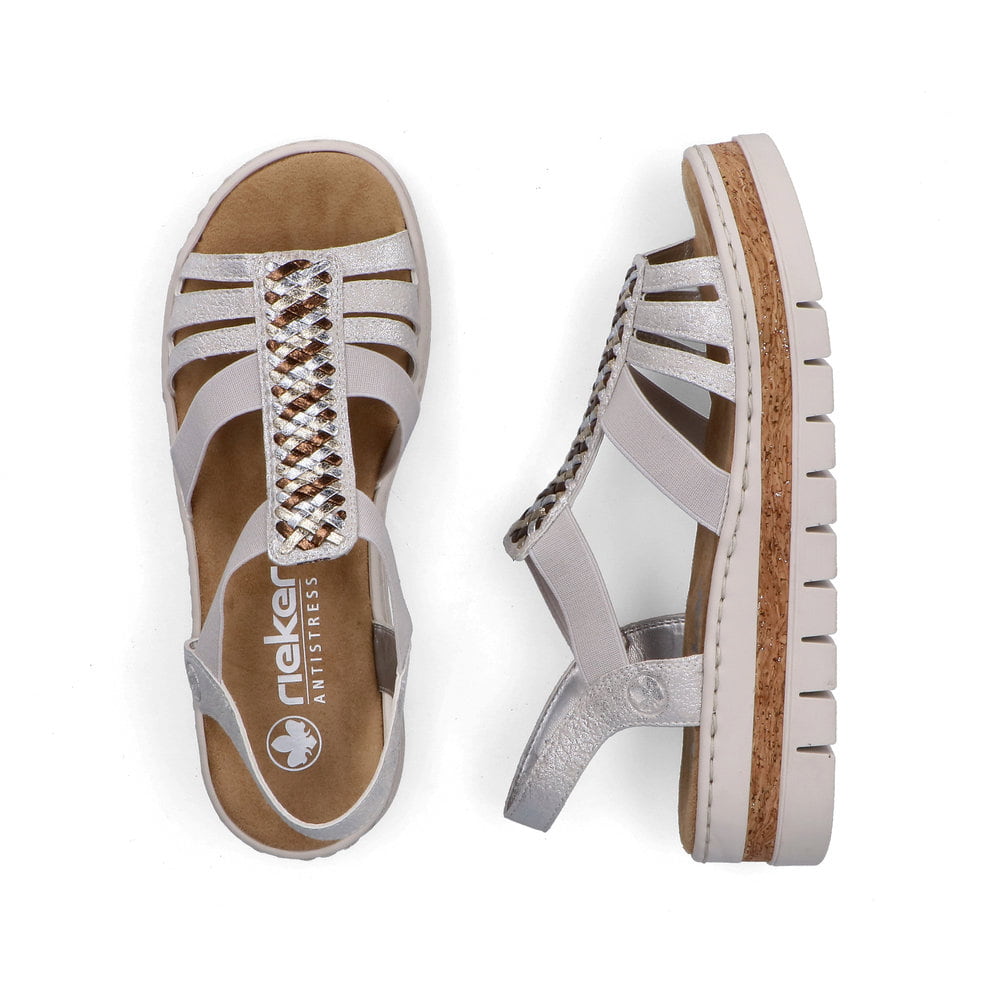 Silberne Rieker Keilsandaletten V4918-90 mit modischen Flechtelementen. Schuh von oben, liegend.