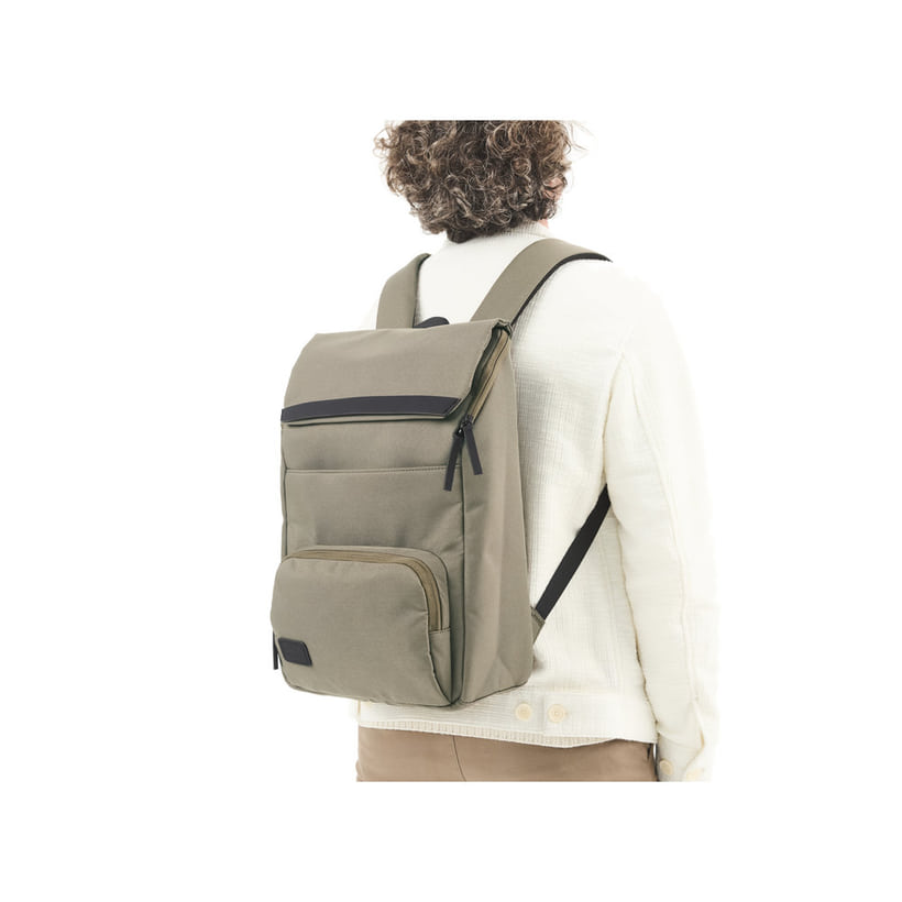Sac Ã  dos Rieker H5102-52 en vert avec fermeture éclair et compartiment pour ordinateur portable. Porté.