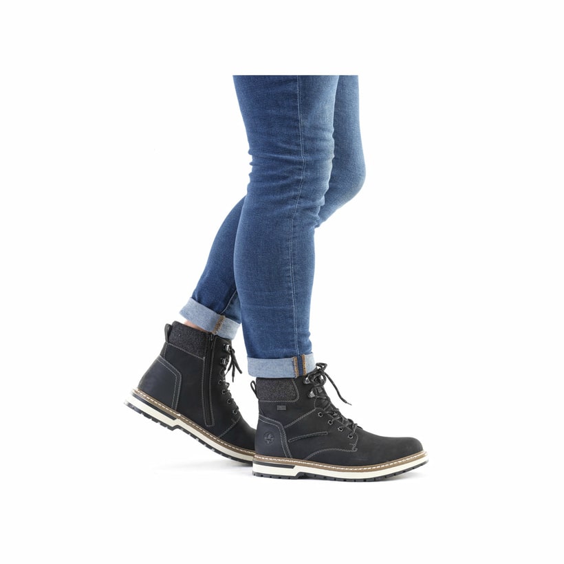 Tiefschwarze Rieker Herren Schnürstiefel F3832-00 mit einer robusten Profilsohle. Schuh am Fuß