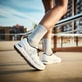 Weiße Rieker Damen Sneaker Low M9000-80 mit Gummischnürung sowie flexibler Sohle. Schuh am Model.