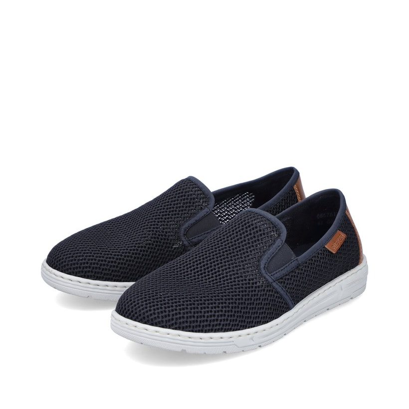 Blaue Rieker Herren Slipper 08676-14 mit Elastikeinsatz sowie Extraweite H. Schuhpaar seitlich schräg.